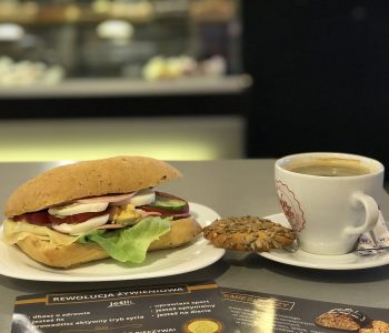 kanapka, ciastko i kawa